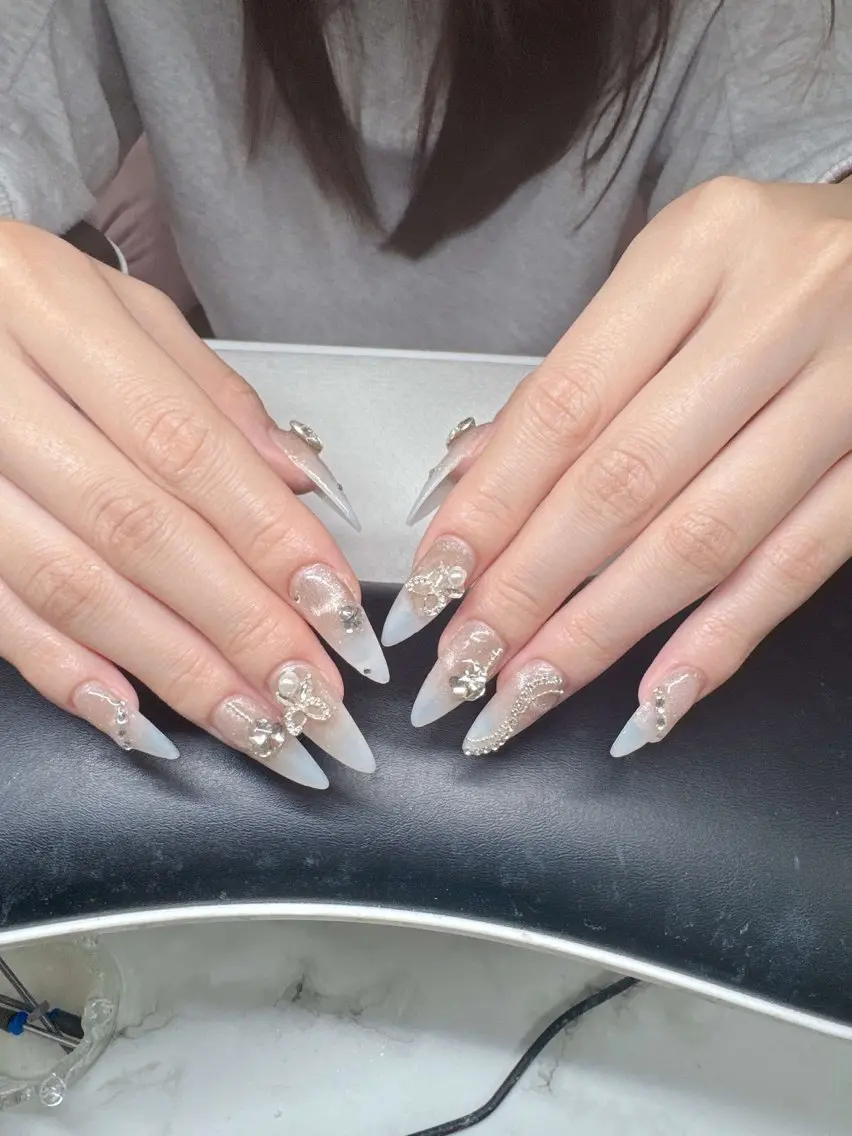 ネイル 長さ出し グラデーション 卒業式 キラキラネイル マグネットネイル Lee Nailsのネイルデザイン