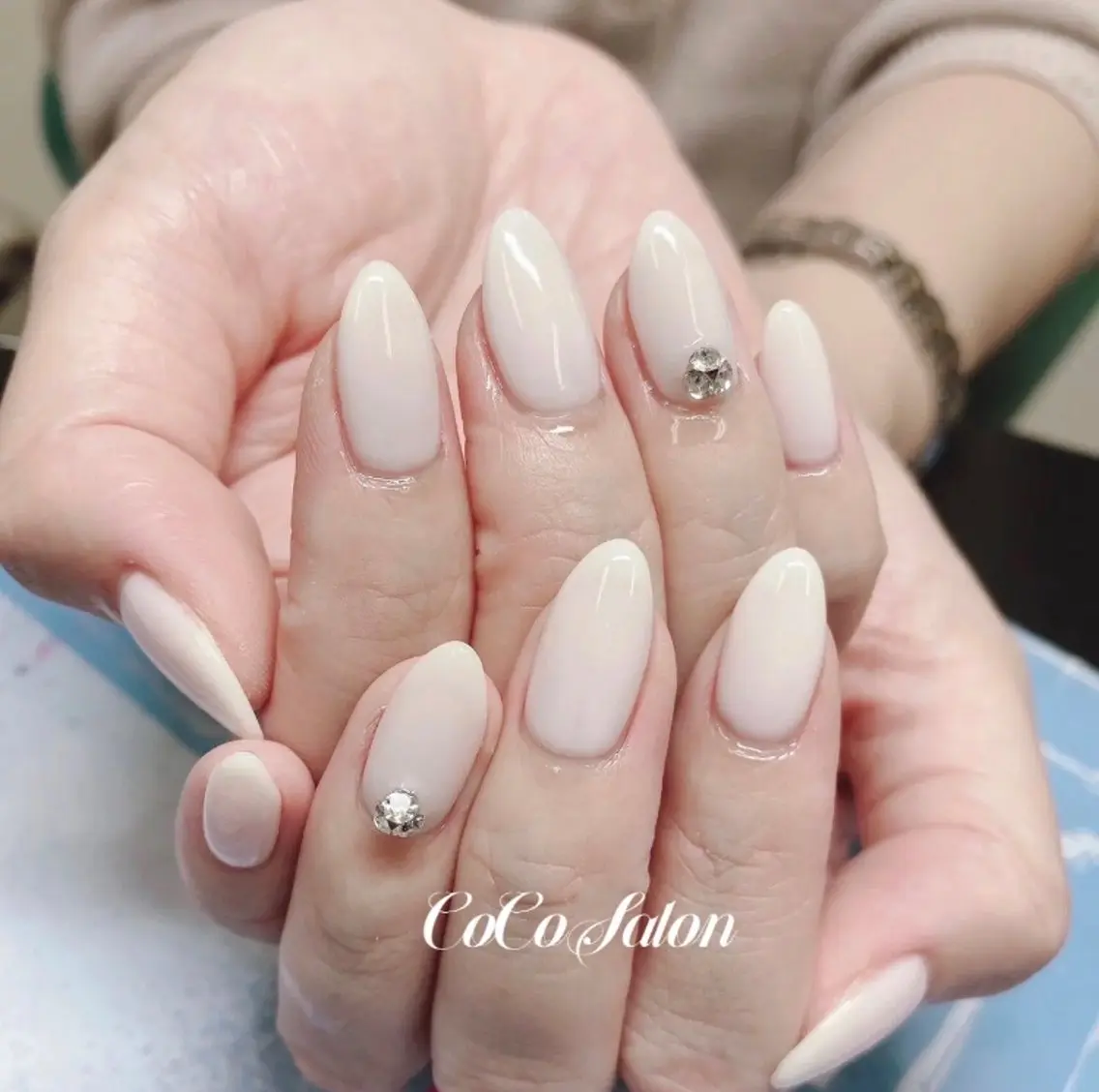 ネイル ワンカラーネイル ストーンネイル ホワイト CoCo Salon ネイル/睫毛/脱毛のネイルデザイン
