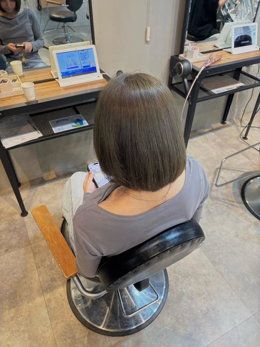 ショート カラー ブリーチ 透明感カラー ブリーチなしカラー オリーブグレー 縮毛矯正 西 こゆきのヘアスタイル