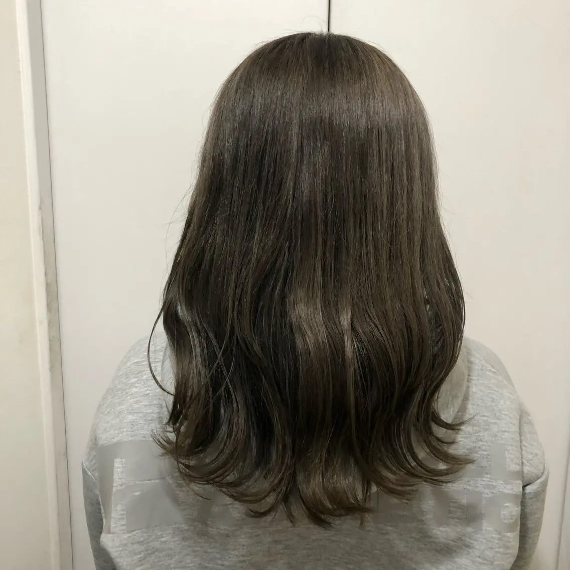 セミロング ヘアカラー 高津 千慧のヘアスタイル
