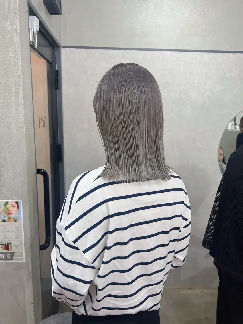 ショート ボブ 顔周りカット YUI ハイトーンカラーのヘアスタイル
