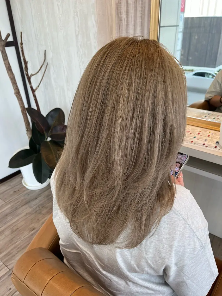 ミディアム カラー ミディアムレイヤー ベージュカラー ブリーチ ミルクティーベージュ レイヤーカット ヘアカラー ブリーチなしWカラー レイヤー/Rickyのヘアスタイル