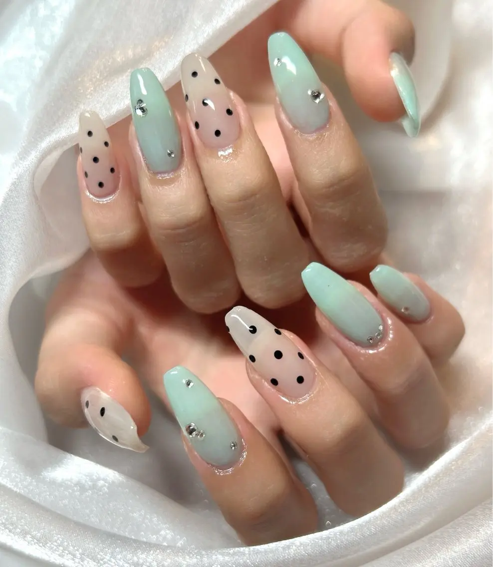 ネイル ドット グリーン ハンドネイル nailist takamiのネイルデザイン