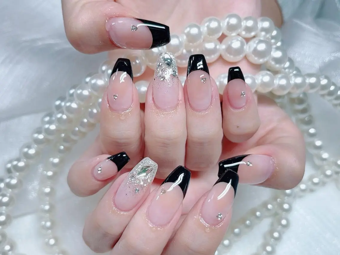 ネイル オーロラネイル 長さ出し フレンチネイル ガーリー キラキラネイル ハンドネイル Lucky nail salonのネイルデザイン