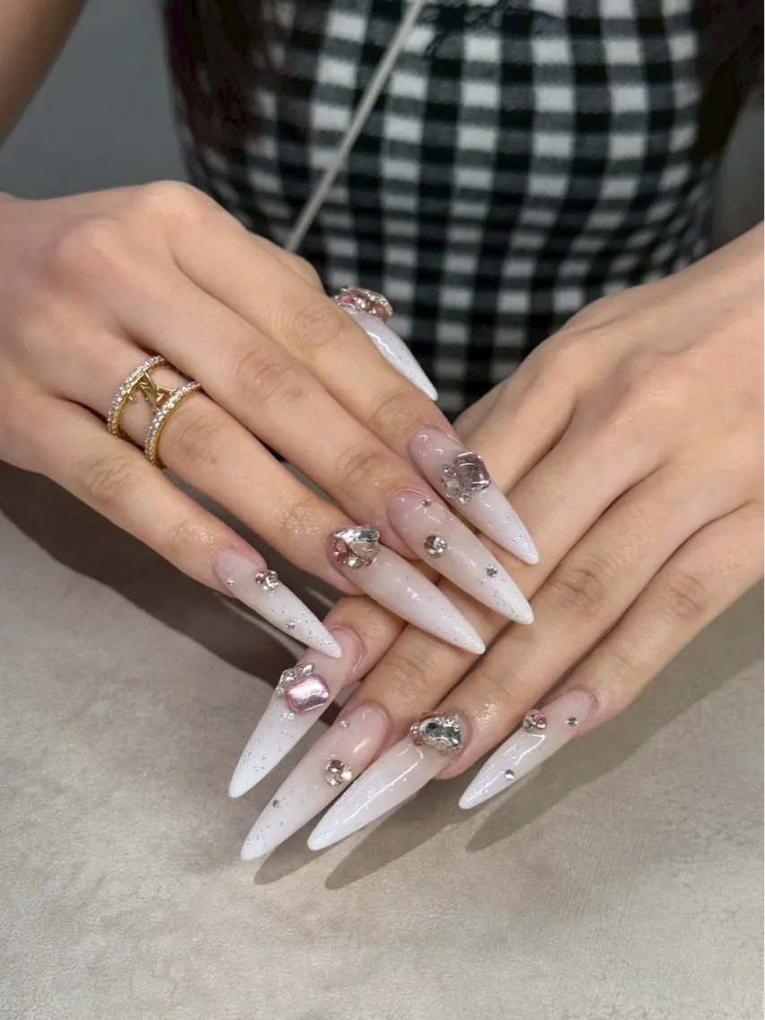ネイル ロングネイル ストーンネイル ハンドネイル WOLTOKYO渋谷 yunaのネイルデザイン