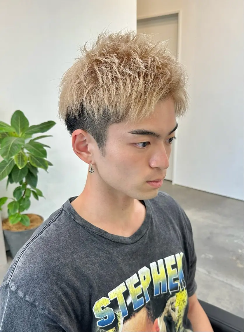 ショート カラー メンズ メンズブリーチ ベージュカラー ブリーチ ブロンド ショートヘア カット ヘアカラー トリートメント 山本 駿介のヘアスタイル