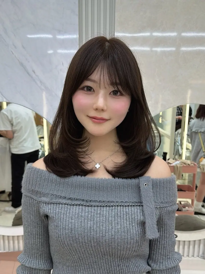 ミディアム カット ヘアカラー トリートメント 顔周り/レイヤー/ 前髪/TAKUのヘアスタイル
