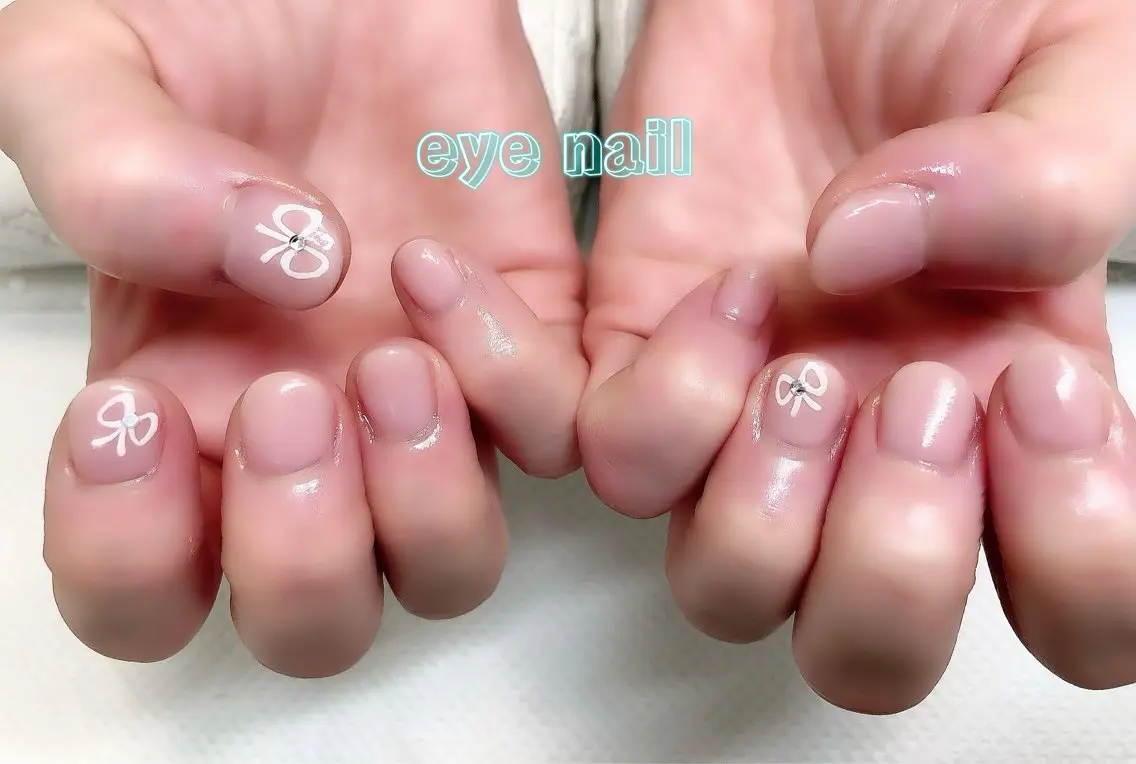 ネイル アートネイル ピンク ピンクベージュ リボン ストーンネイル Eye nailのネイルデザイン