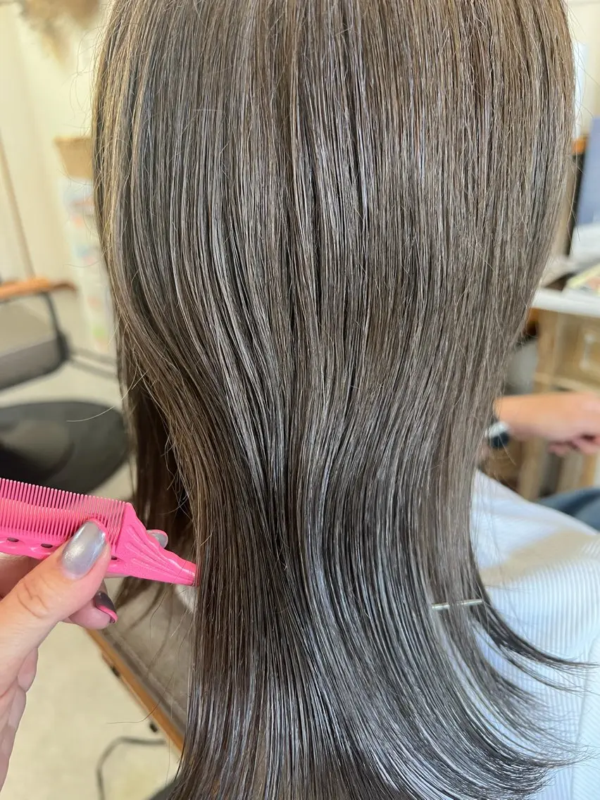 ミディアム カラー シルバー hair works raptureのヘアスタイル