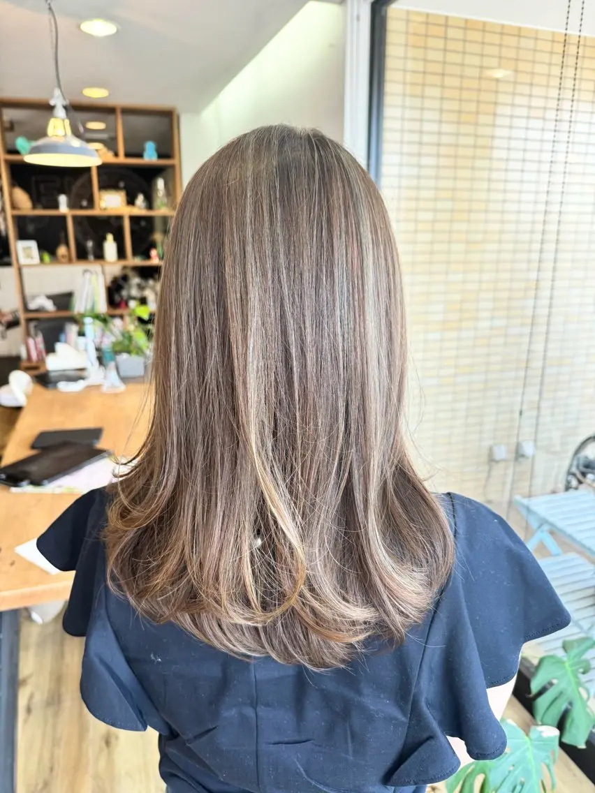ロング カラー アッシュ ベージュカラー ヘアカラー トリートメント ツキダテ ユイのヘアスタイル