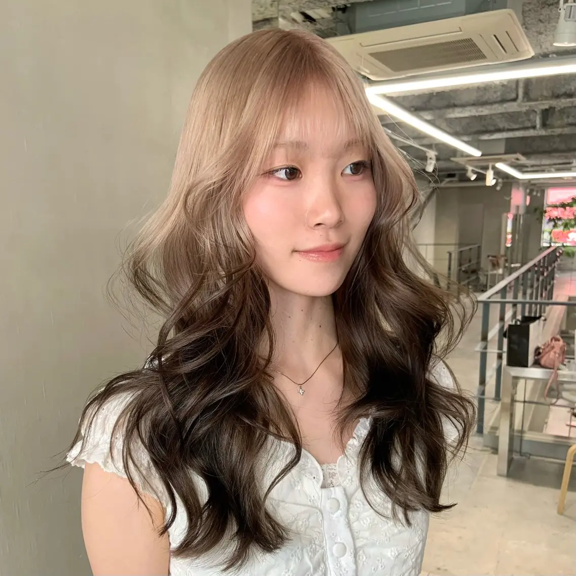 ロング カラー ブリーチ ヘアカラー 淡いCOLOR/ Layer/UNAのヘアスタイル