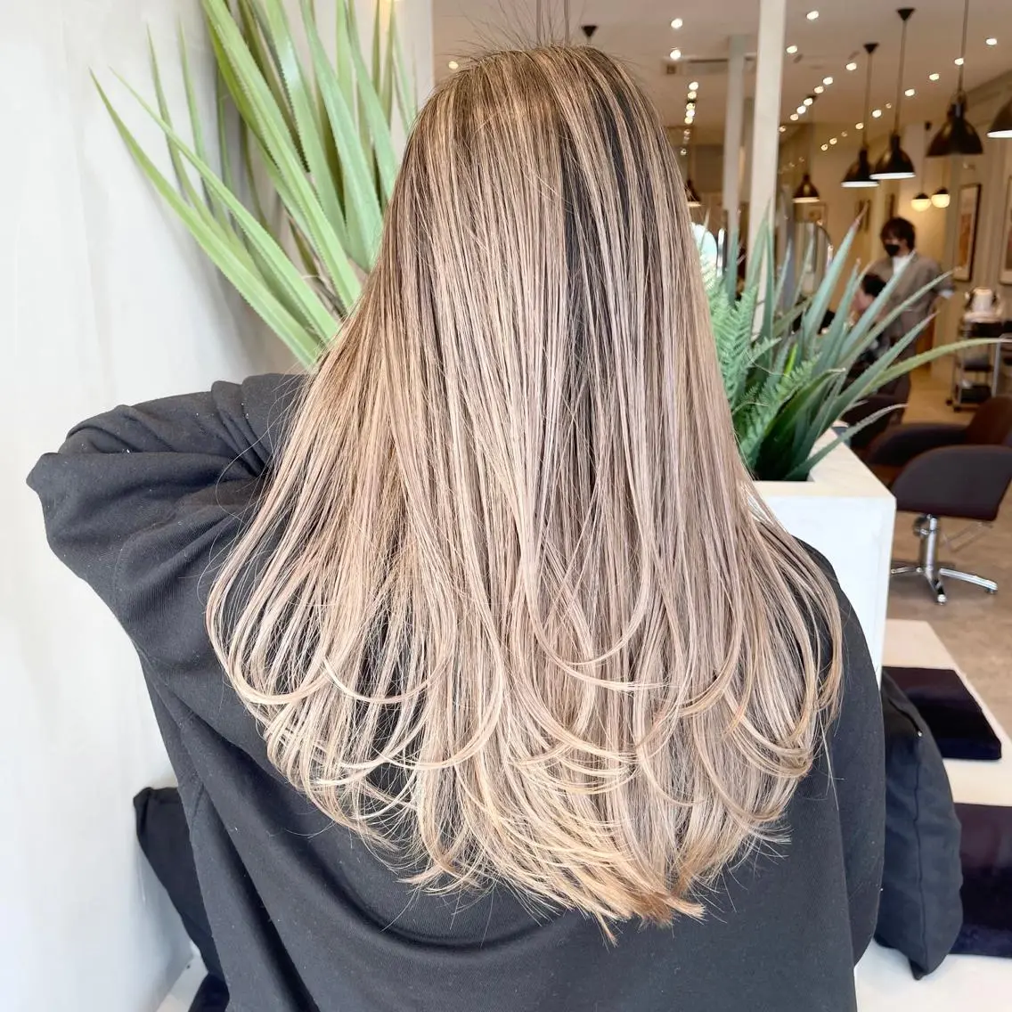 セミロング カラー ヘアアレンジ バレイヤージュ デザインカラー ハイライトカラー 外国人風カラー ハイライト カット ヘアカラー トリートメント アンドウ ユウ/ レイヤーカット/韓国のヘアスタイル