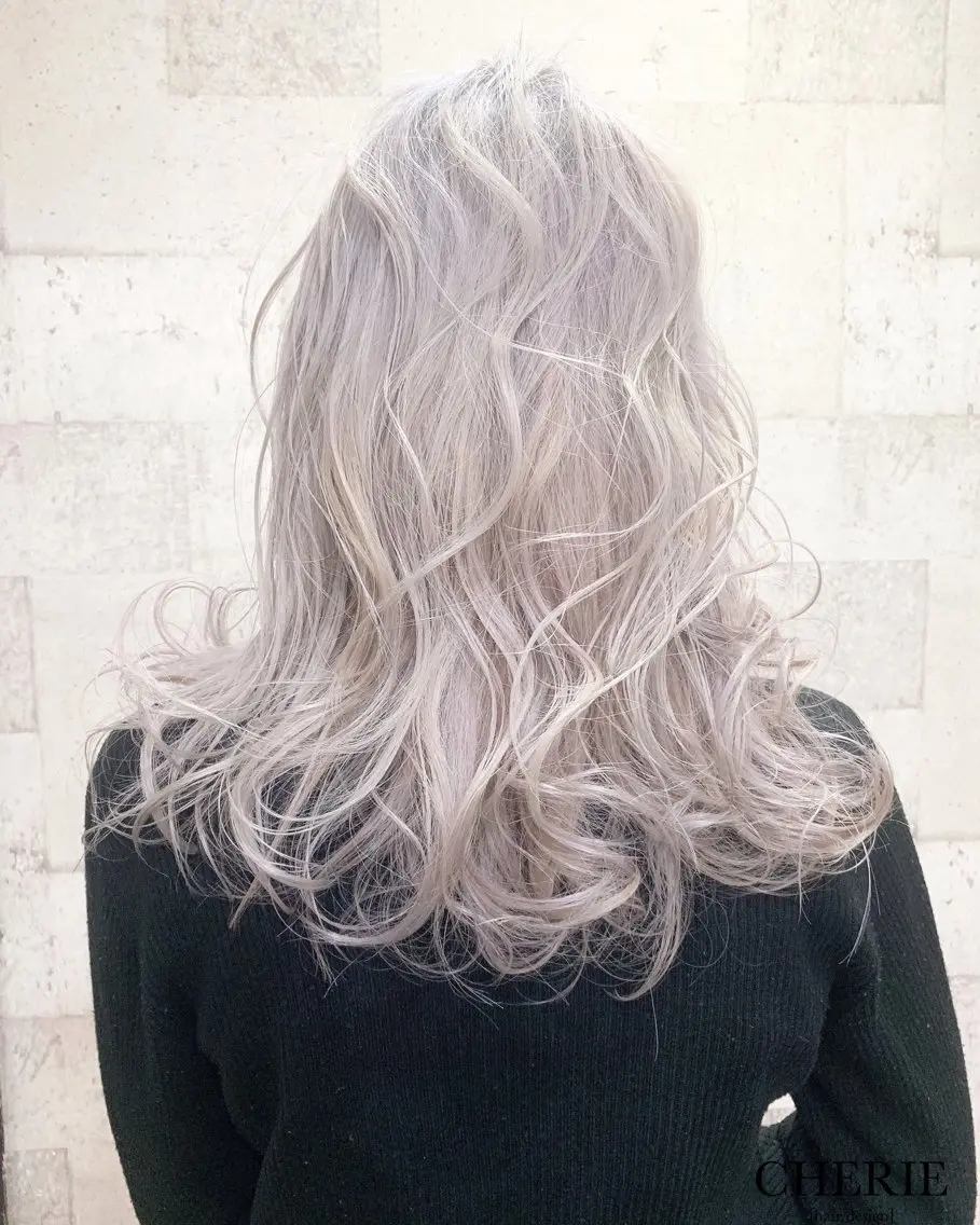 セミロング カラー ヘアカラー トリートメント CHERIEブリーチ ダブルカラー 天神のヘアスタイル