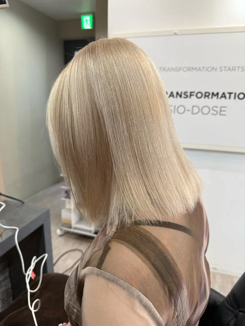 ミディアム カット ヘアカラー RIEブリーチ& エクステ特化型のヘアスタイル