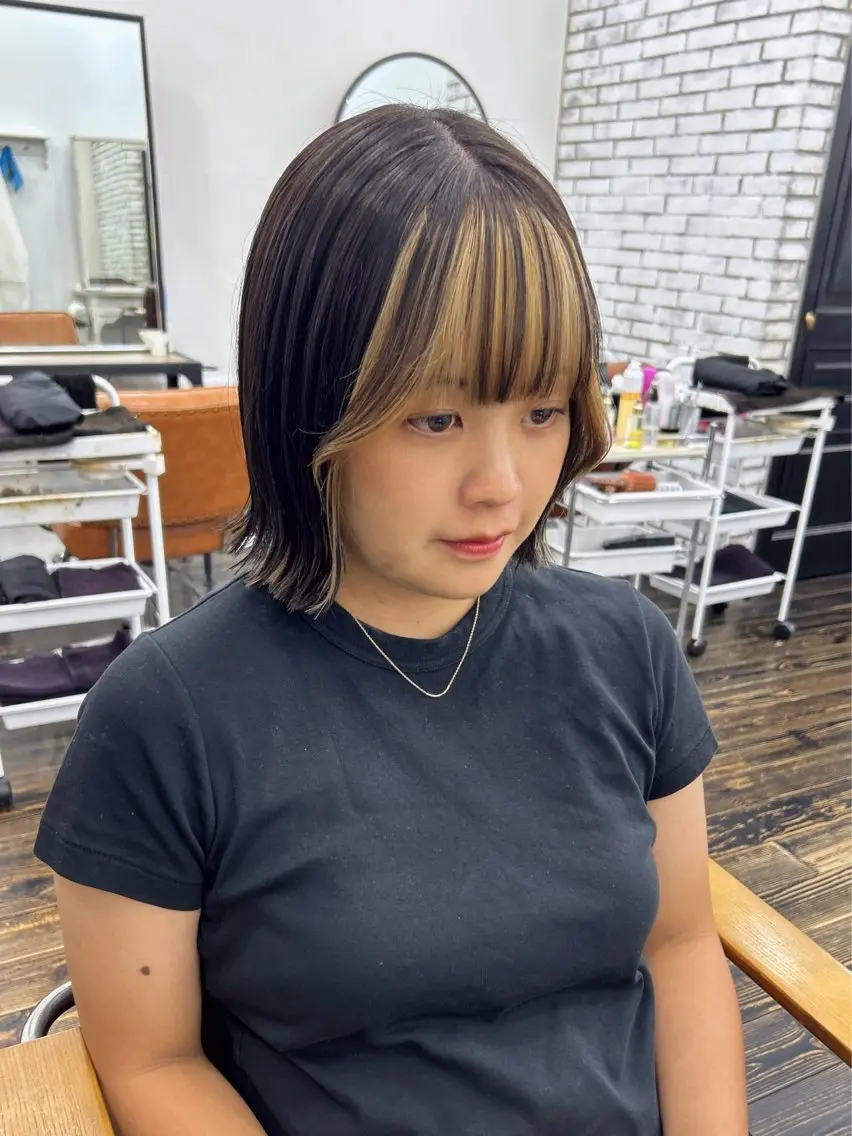 ミディアム カラー ボブ 顔まわりレイヤー レイヤーカット レイヤー ハイトーン 暖色⭐︎KANAKOのヘアスタイル