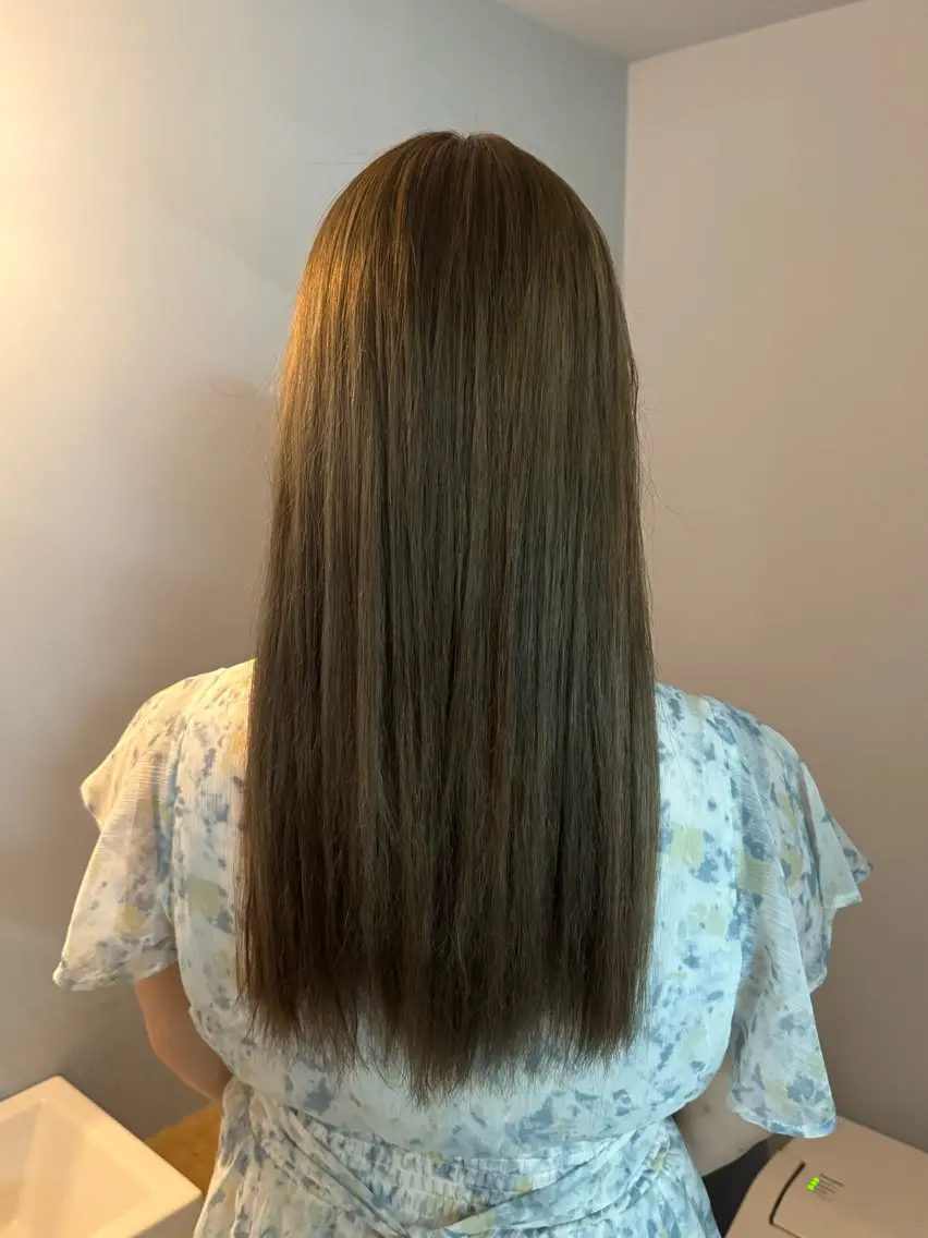 ロング カラー グレージュ オリーブグレージュ オリーブグレー ヘアカラー ゆうと/ブリーチモデ ル/ストレートモデルのヘアスタイル
