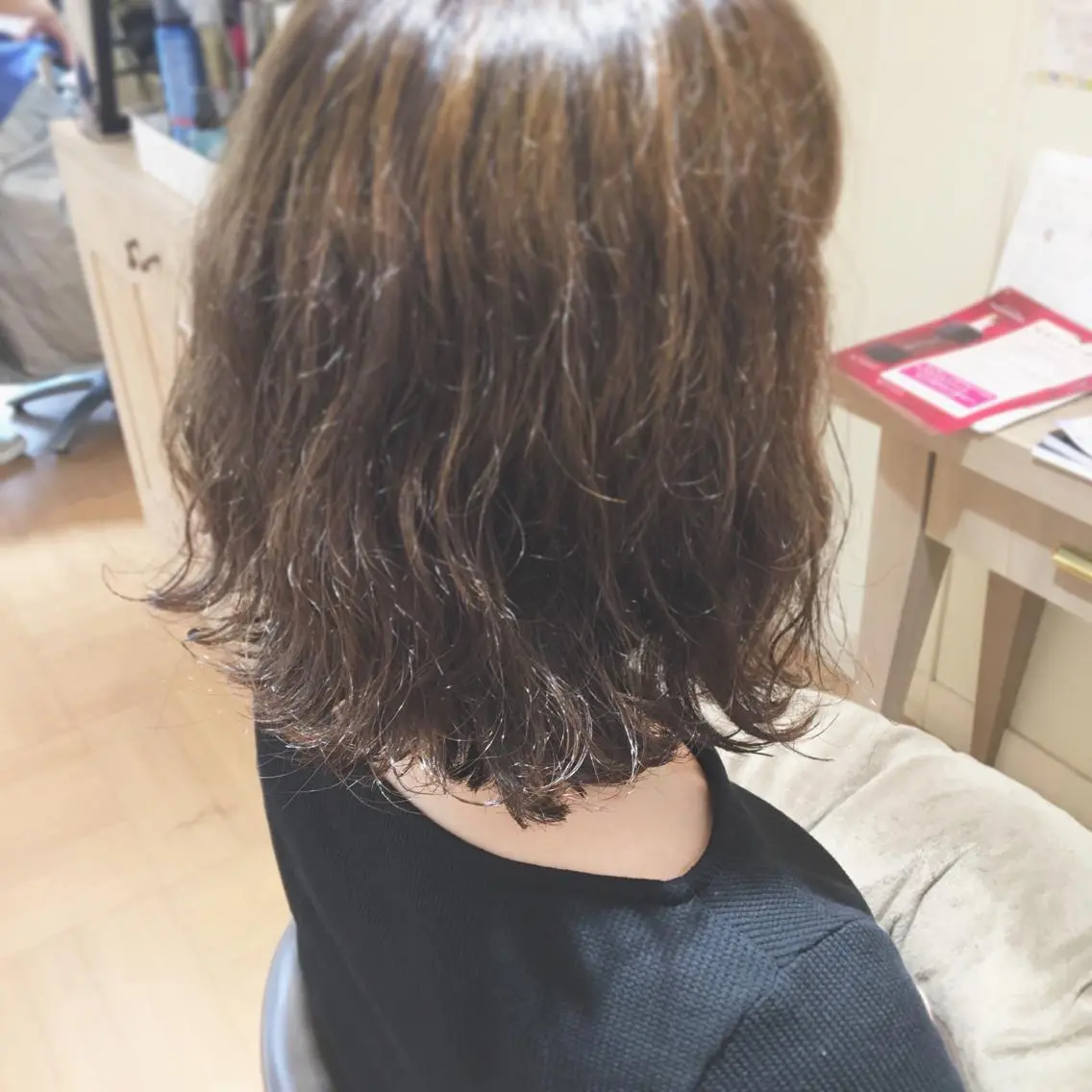 ミディアム カラー パーマ ヘアアレンジ ミディアムパーマ 外ハネヘア 白浜 サキのヘアスタイル