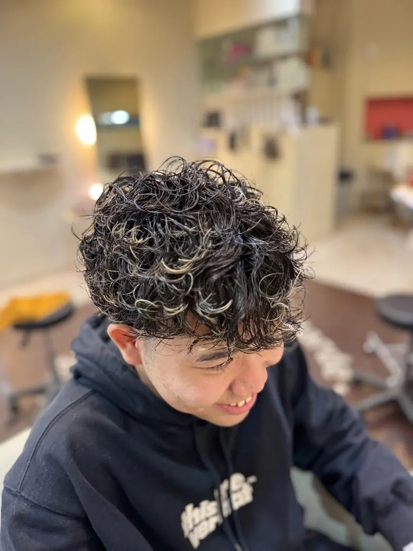 ショート パーマ メンズ メンズハイライト スペインカール ハイライト カット パーマ トリートメント 長屋 裕也のヘアスタイル