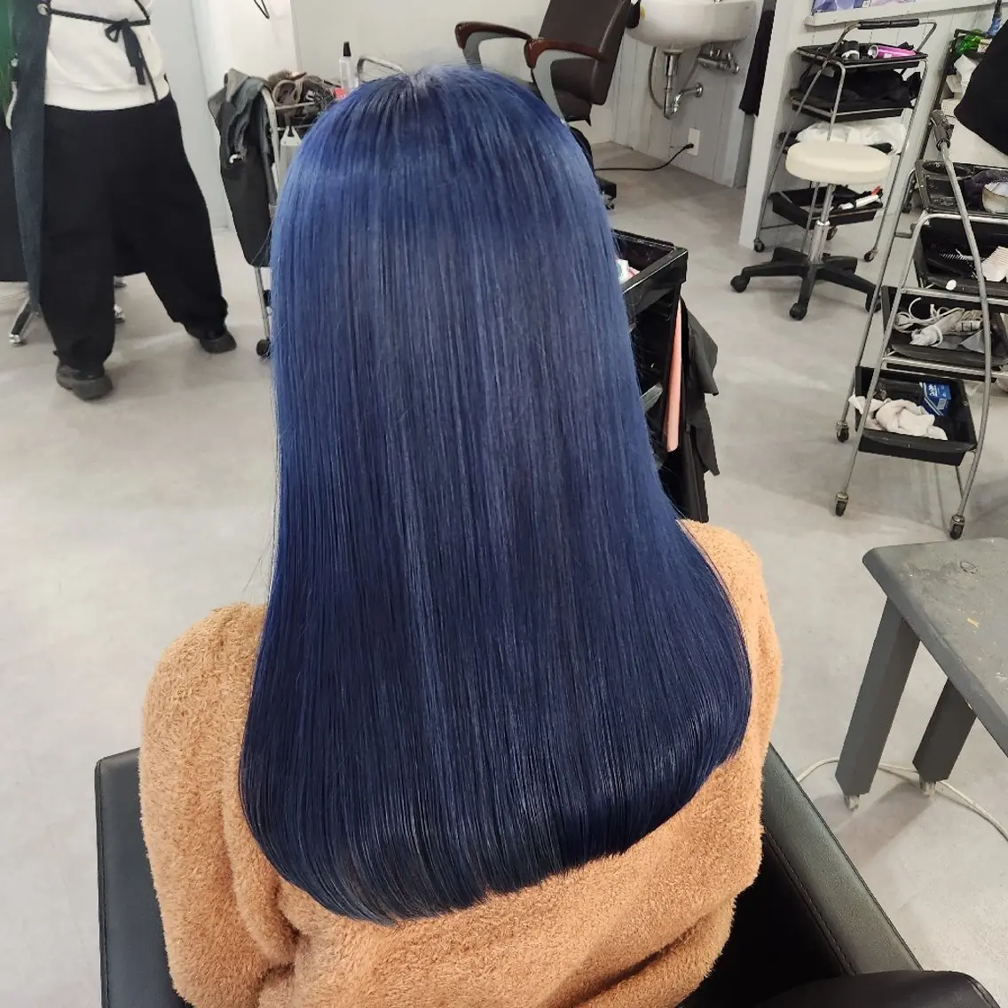 ロング カラー ブルーカラー ネイビーカラー ヘアカラー ツヤ髪✨縮毛矯正 ハイトーンカラーのヘアスタイル