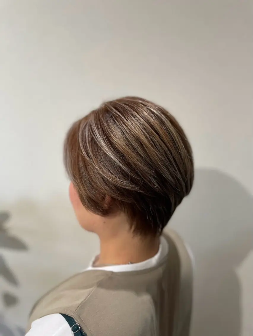 ショート Re room. 女性スタイリストのヘアスタイル