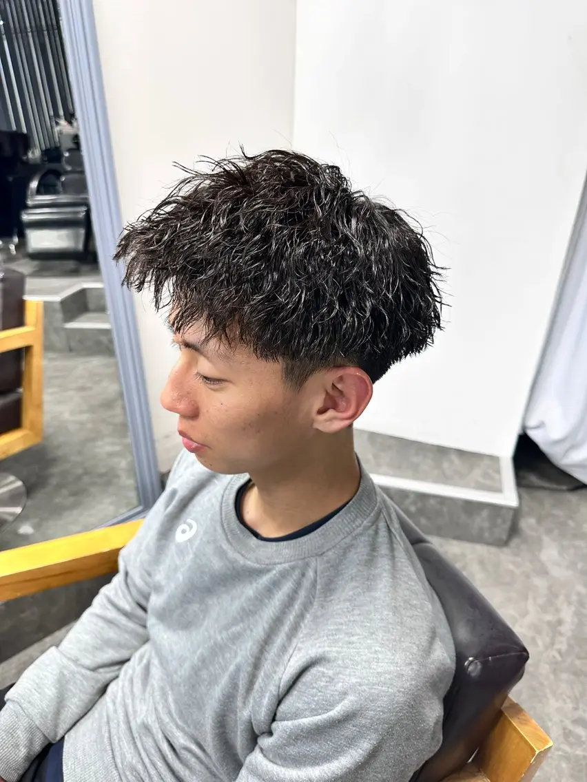 パーマ メンズ センターパート/ニュ アンス/フェザー特化のヘアスタイル