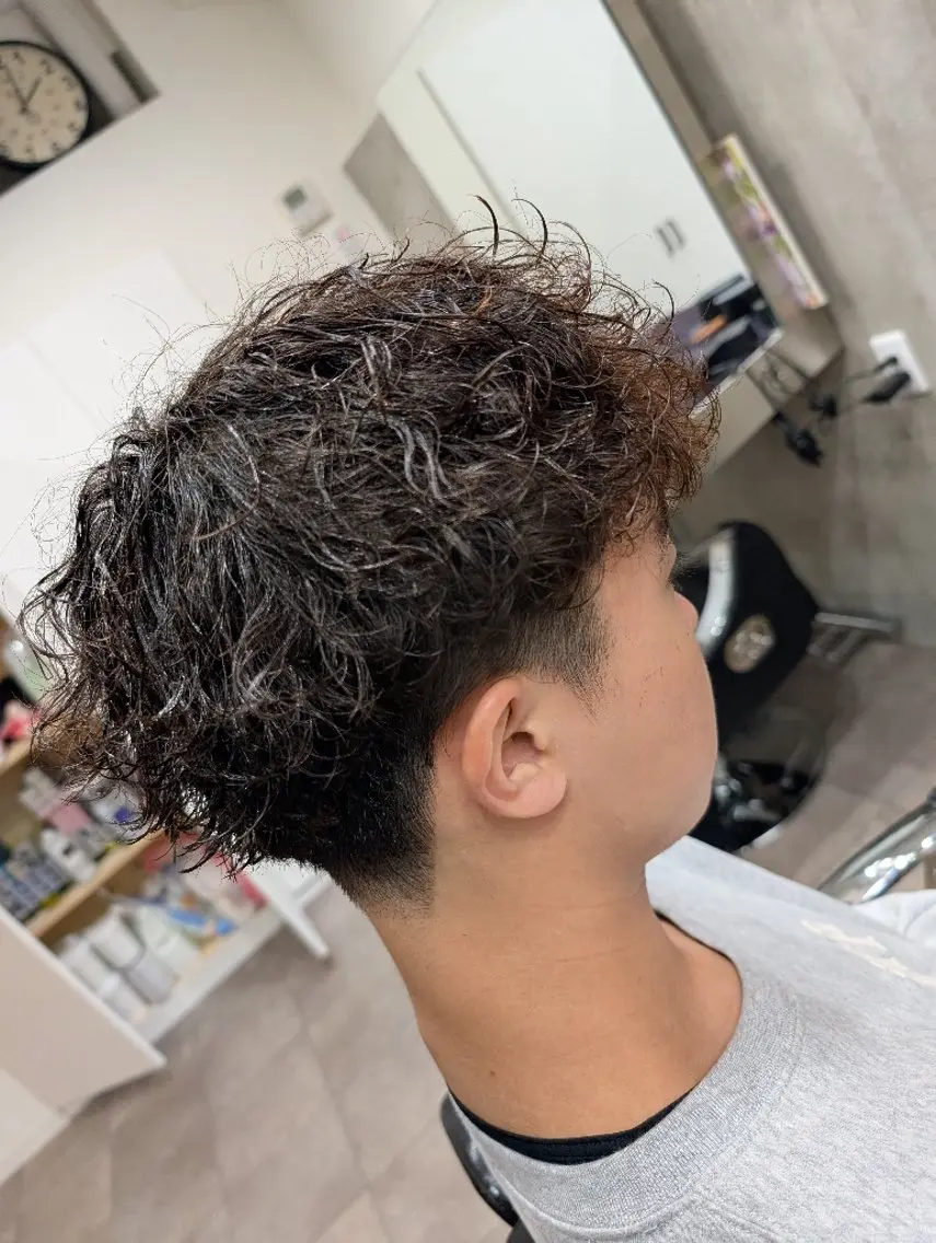 ミディアム パーマ メンズ ミディアムパーマ メンズパーマ 波巻きパーマ カット パーマ QOL札幌YUTO （旧QOL円山）のヘアスタイル