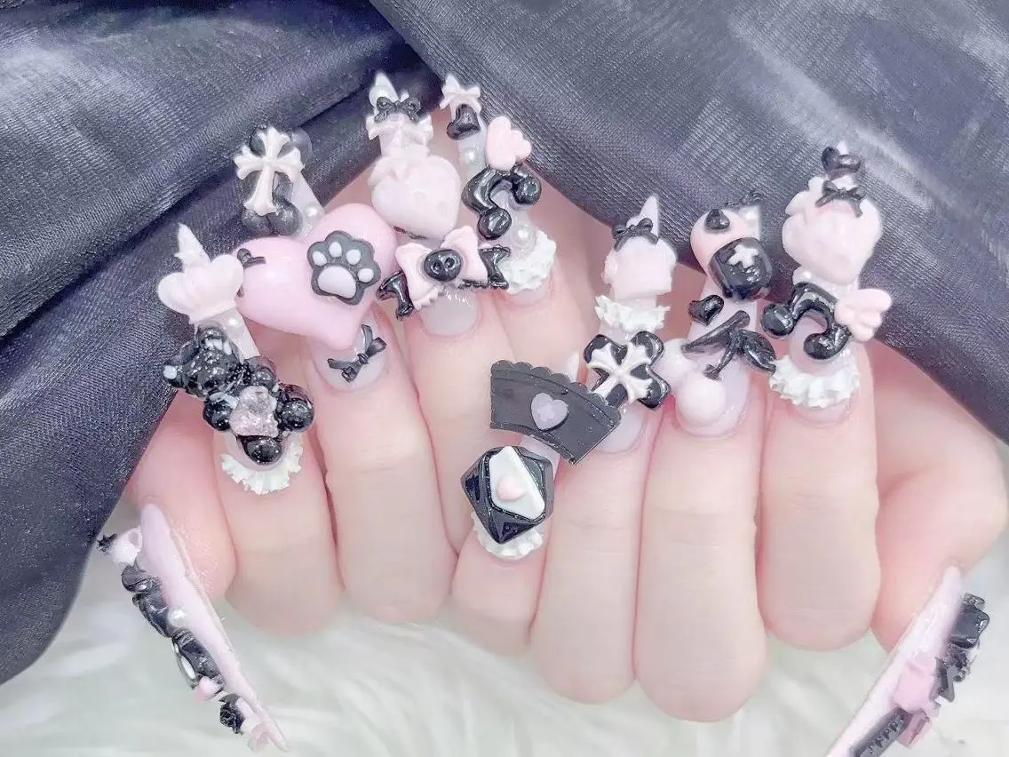 ネイル 長さ出し キラキラネイル 韓国ネイル ロングネイル マグネットネイル ハンドネイル ハンドケア MUNI🎀 NAIL のネイルデザイン