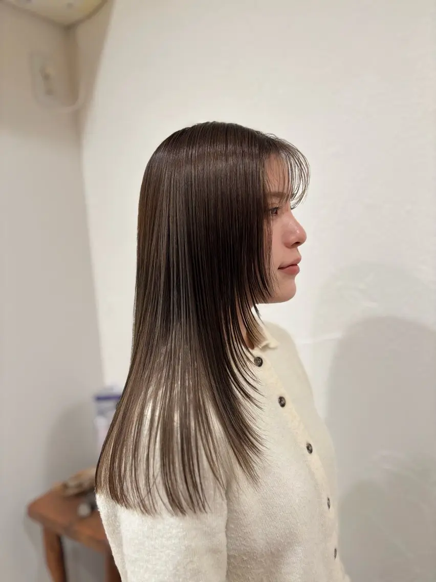 ロング アッシュ アッシュブラウン ヘアカラー 望月 芽依のヘアスタイル