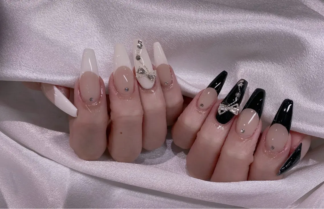 ネイル ブルー チークネイル フレンチネイル ハート ホログラムネイル 美爪パラジェル導入店 Sunnilyのネイルデザイン