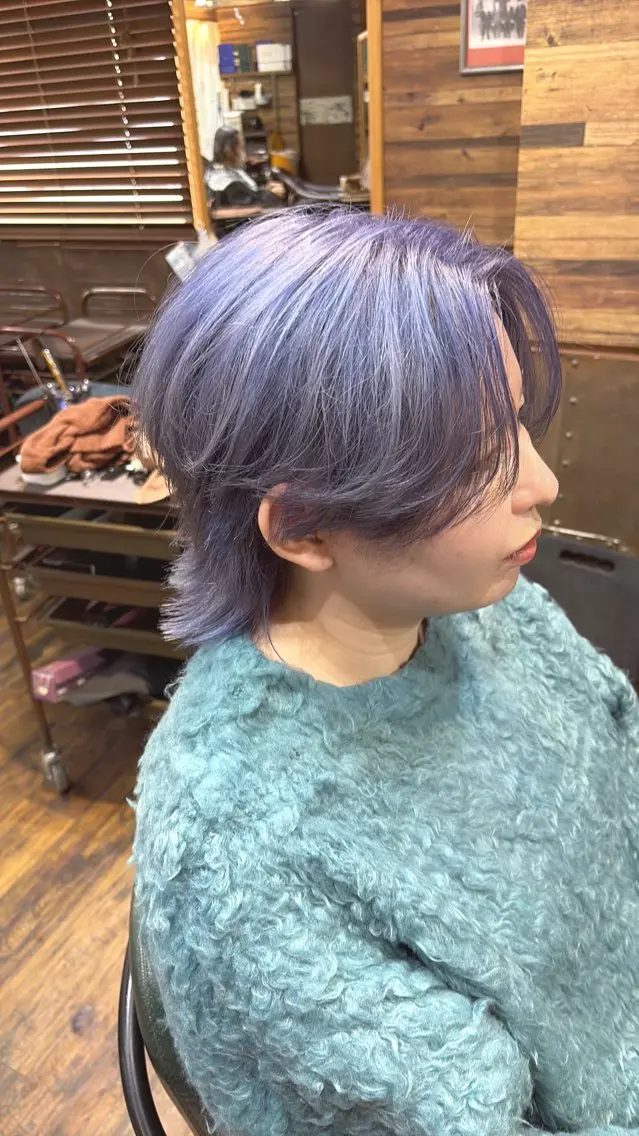 カラー メンズ センターパート メンズハイトーン ハイトーンカラー メンズ特化シャドウパ ーマラウンドマッシュのヘアスタイル