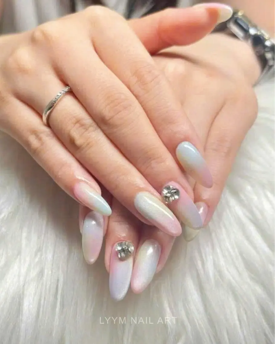 ネイル オーロラネイル 韓国ネイル シンプルネイル LYYM Salonのネイルデザイン