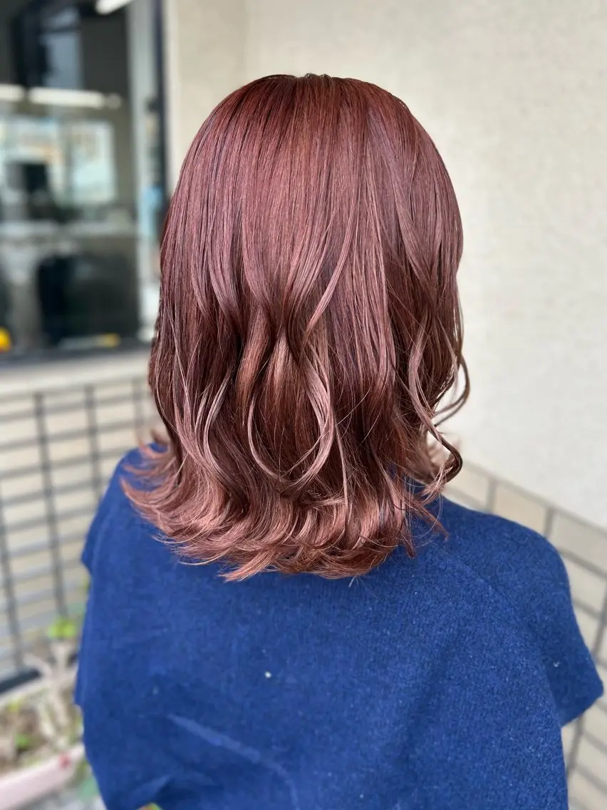 ミディアム カラー ミディアムレイヤー ベージュカラー ピンクカラー ピンクベージュ レイヤーカット カット ヘアカラー トリートメント 沢田 瞳のヘアスタイル