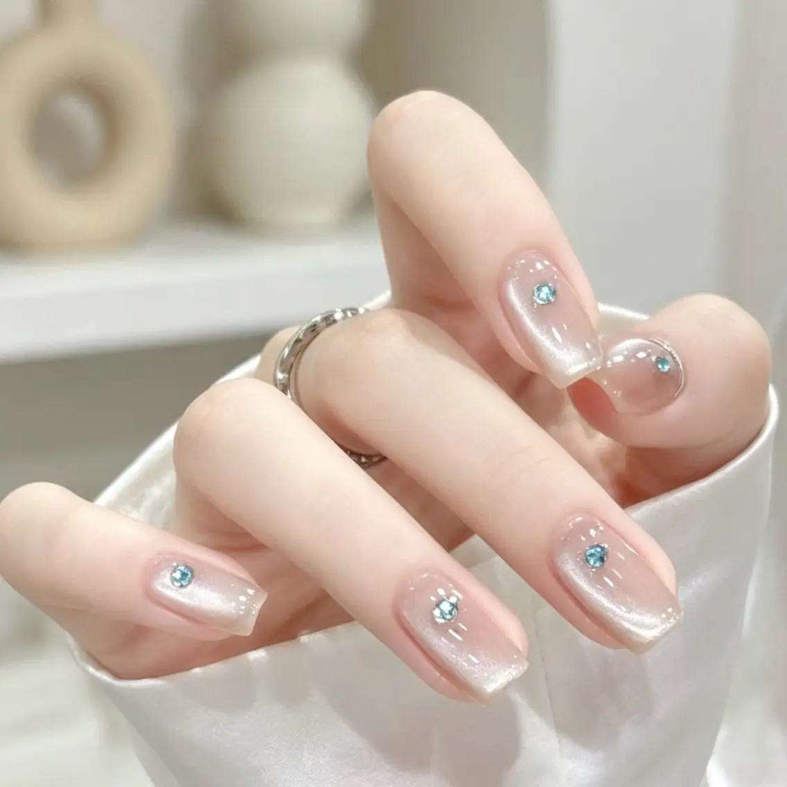 ♡練習モデル募集中♡お得にネイル💅🏻【オフ無し】うる艶マグネット×キラキラストーン10個の写真