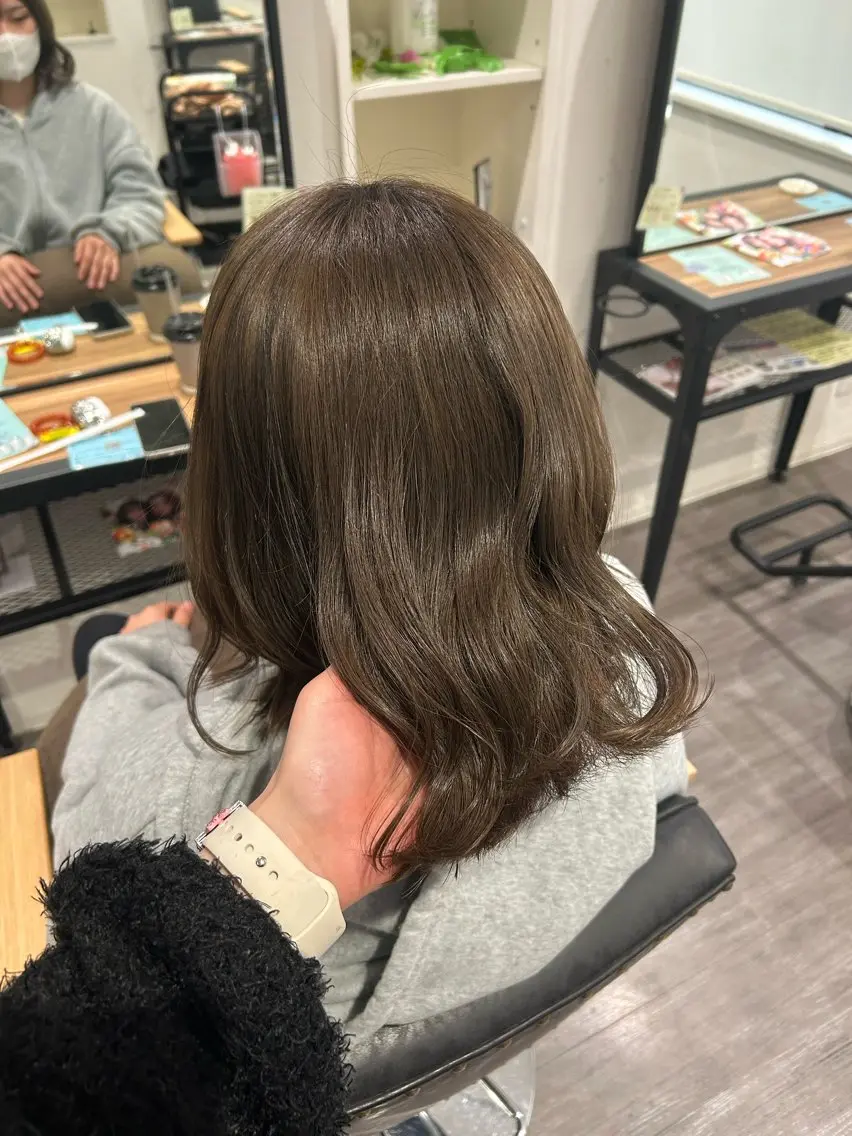 ミディアム カラー ヘアアレンジ ベージュカラー 透明感カラー オリーブベージュ cocotte 💟草間紫音💟のヘアスタイル