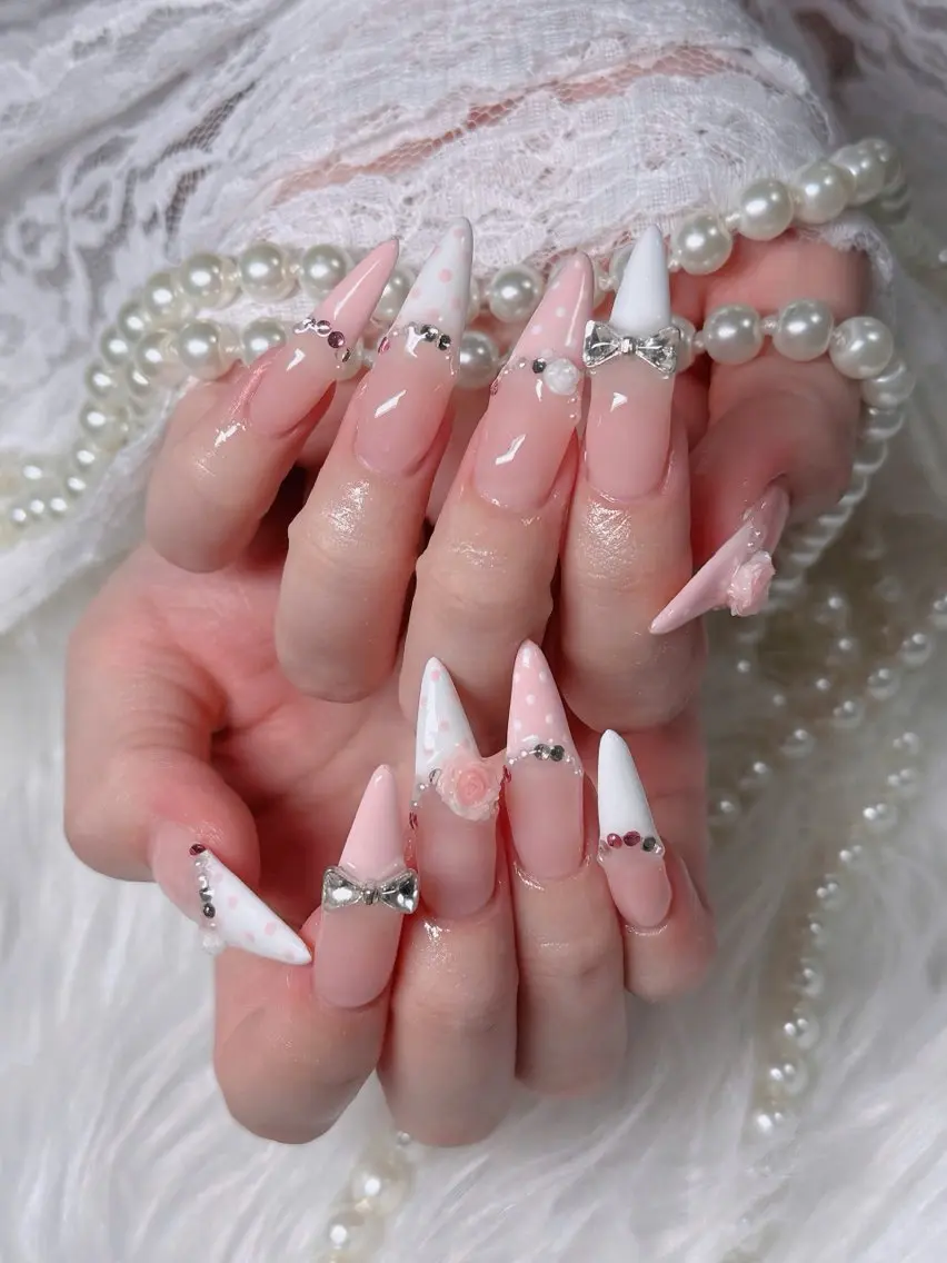 ネイル フレンチネイル ジェルネイル ガラスフレンチ ハロウィン ハート H.baby Nail Salonのネイルデザイン