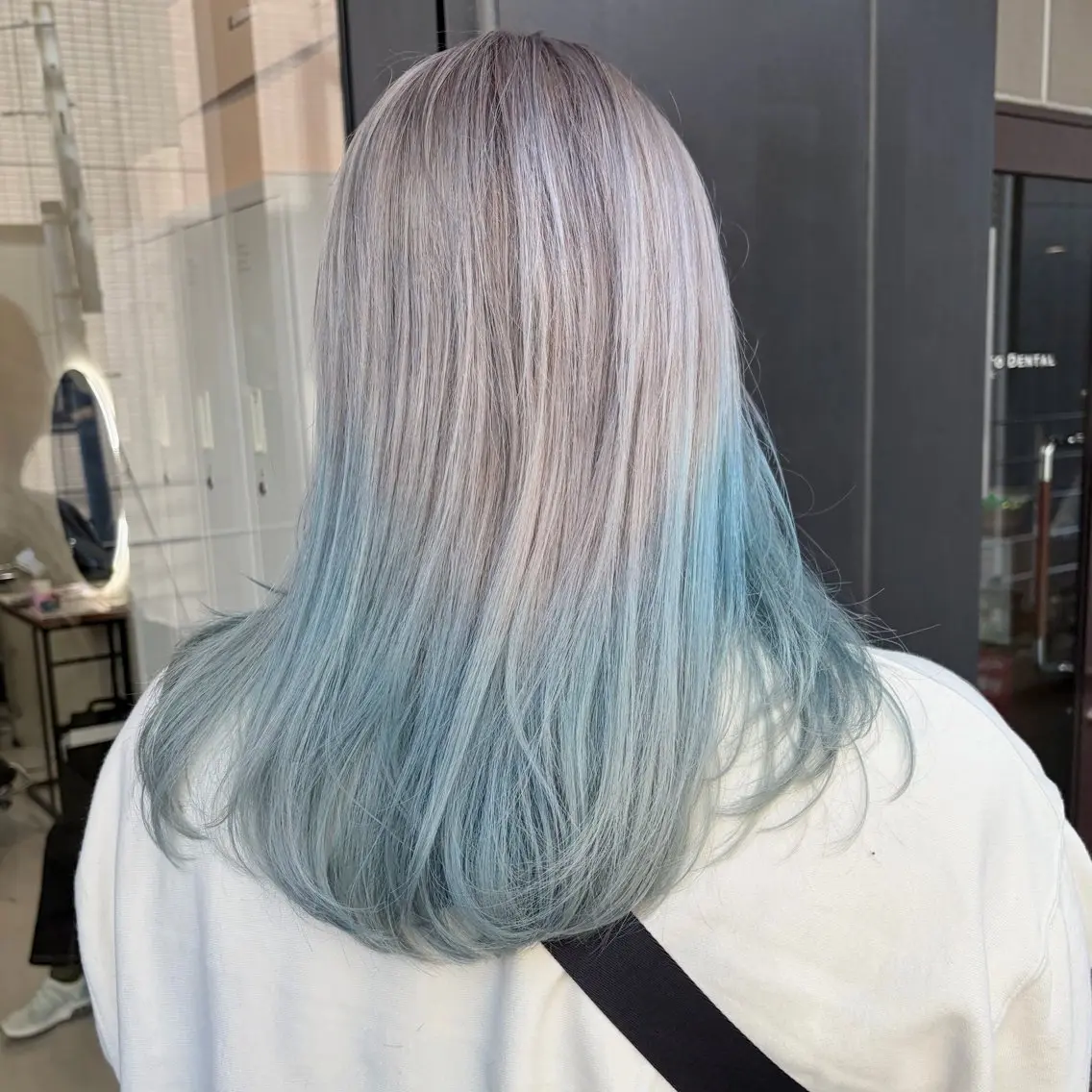 ショート カラー ヘアアレンジ ブリーチ ブルーカラー デザインカラー グラデーションカラー ハイトーンカラー カット ヘアカラー 💙韓国レイヤー 寒色カラー💙のヘアスタイル