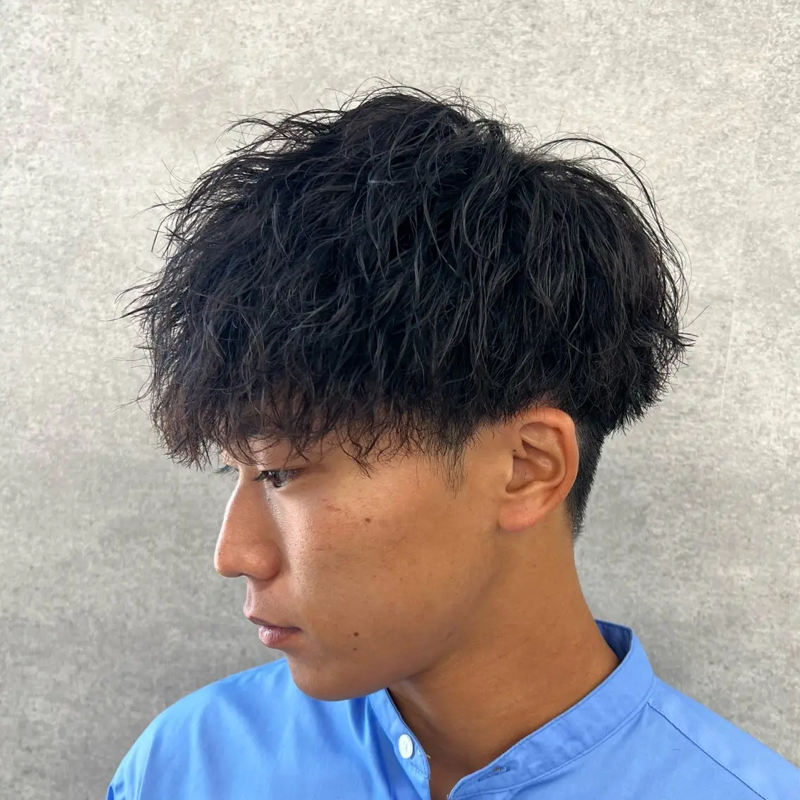 ショート カラー パーマ ヘアアレンジ メンズ センターパート メンズインナーカラー メンズ韓国風 メンズパーマ プードルパーマ 仕上がり満足度No. 1🔥BLUCK🔥のヘアスタイル