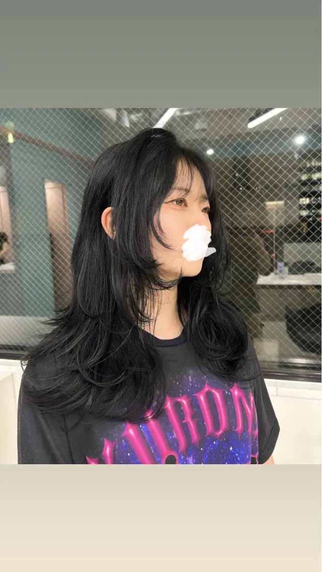 ロング カラー カット ヘアカラー トリートメント ヘッドスパ 縮毛ブリーチ／黒染め 複雑履歴／ホワイトのヘアスタイル