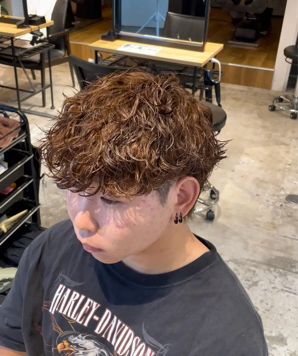 ショート カラー パーマ メンズ メンズパーマ 波巻きパーマ ブラウンカラー スパイラルパーマ カット ヘアカラー パーマ 梅田💥Cut/ Perm💥ふみのヘアスタイル