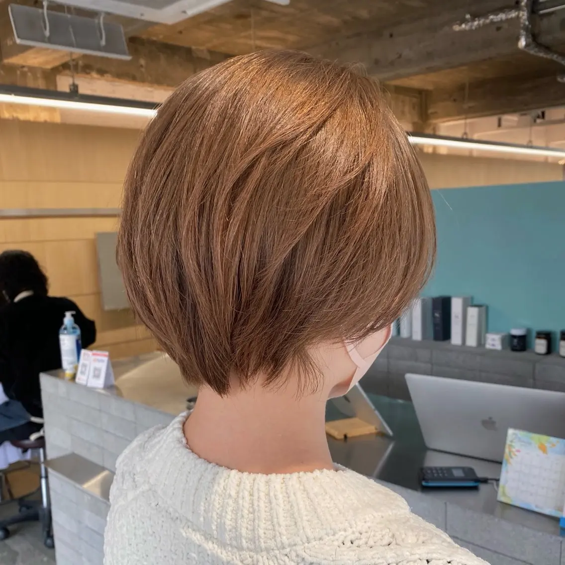 ショート カラー ベージュカラー ミルクティーベージュ カット ヘアカラー cipre シンモン チナリのヘアスタイル