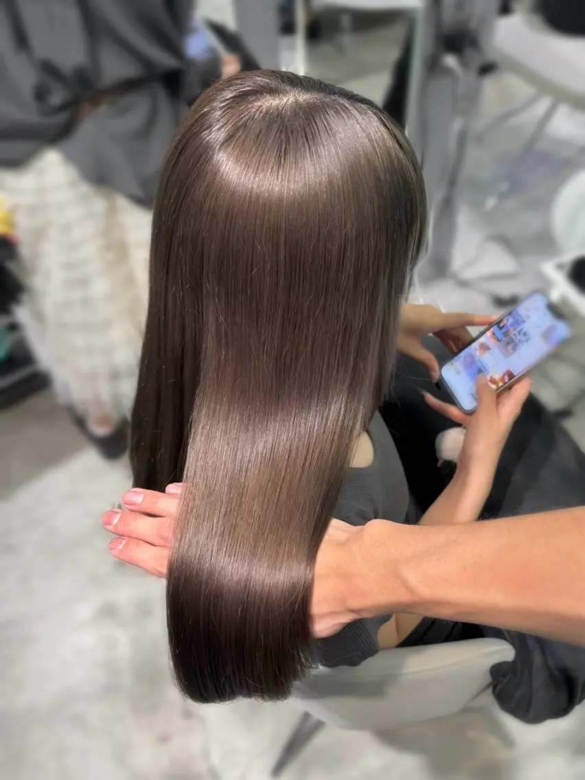 カラー グレージュ モカグレージュ ヘアカラー レイヤーカット/ 小顔/ミルクティーのヘアスタイル