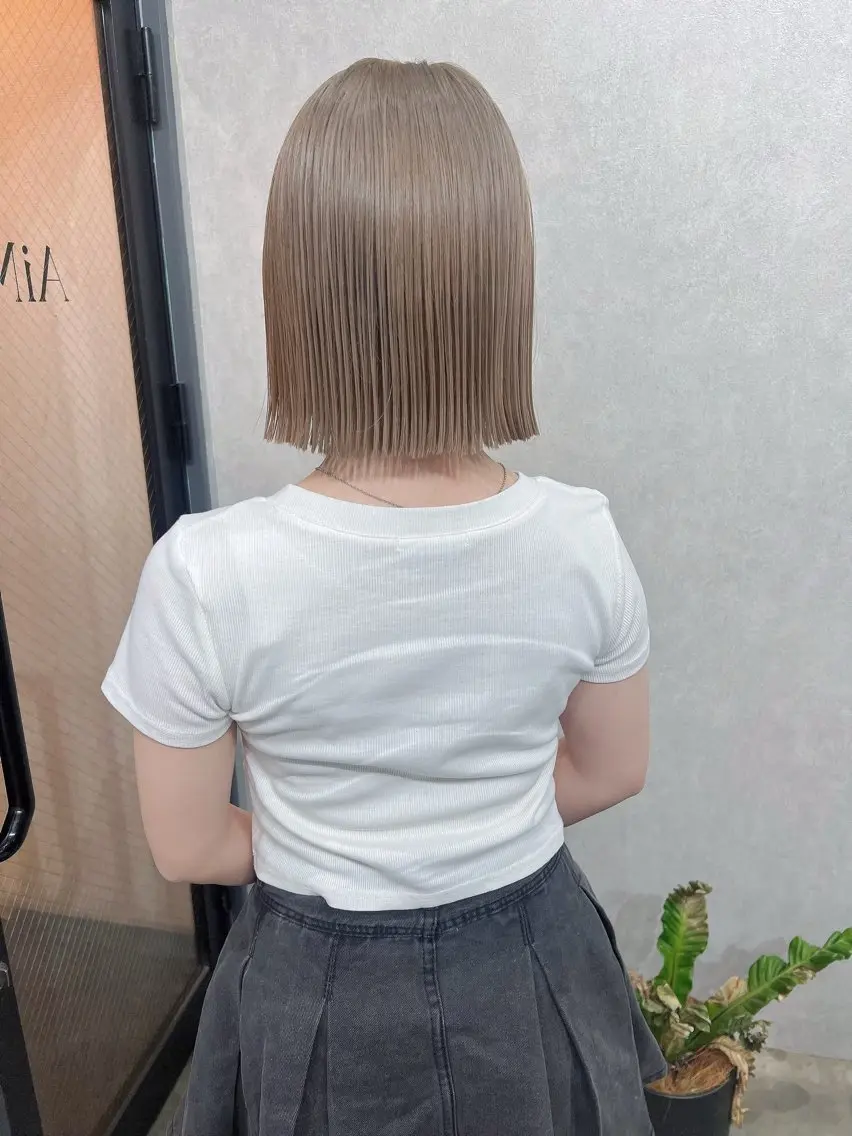 ショート カラー ベージュカラー ブリーチ ケアブリーチ ハイトーンカラー ミルクティーベージュ YUI ハイトーンカラーのヘアスタイル