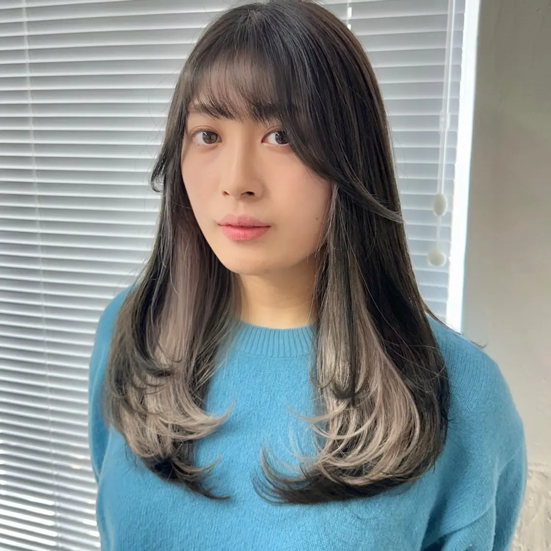 セミロング カラー ブリーチ ケアブリーチ デザインカラー インナーカラー レイヤーカット カット ヘアカラー トリートメント インナーカラー/レイ ヤーカット♡/マキシのヘアスタイル