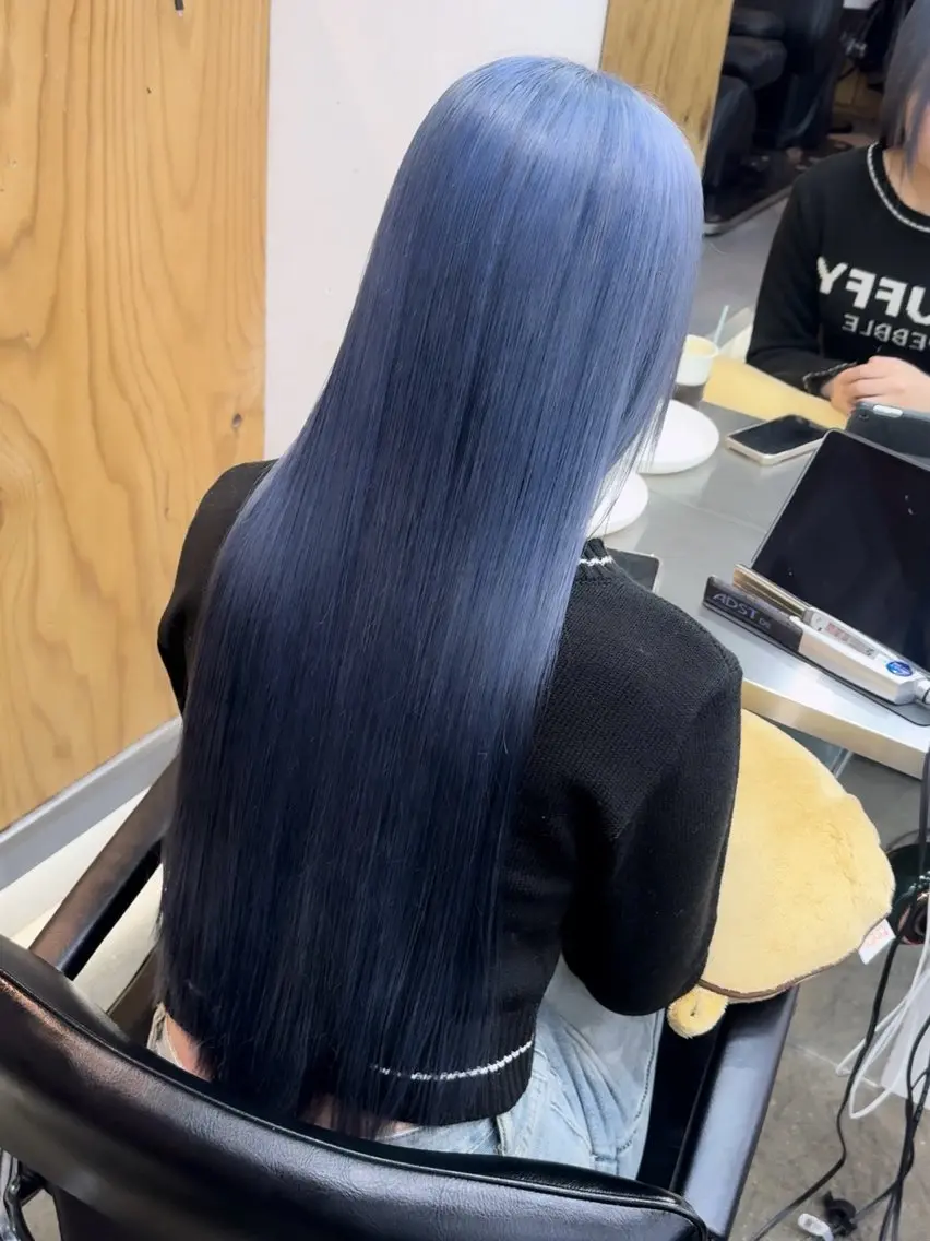 ロング カラー ブリーチ ブロンド 透明感カラー ハイトーンカラー シルバー 新宿 似合わせカラー HINAのヘアスタイル