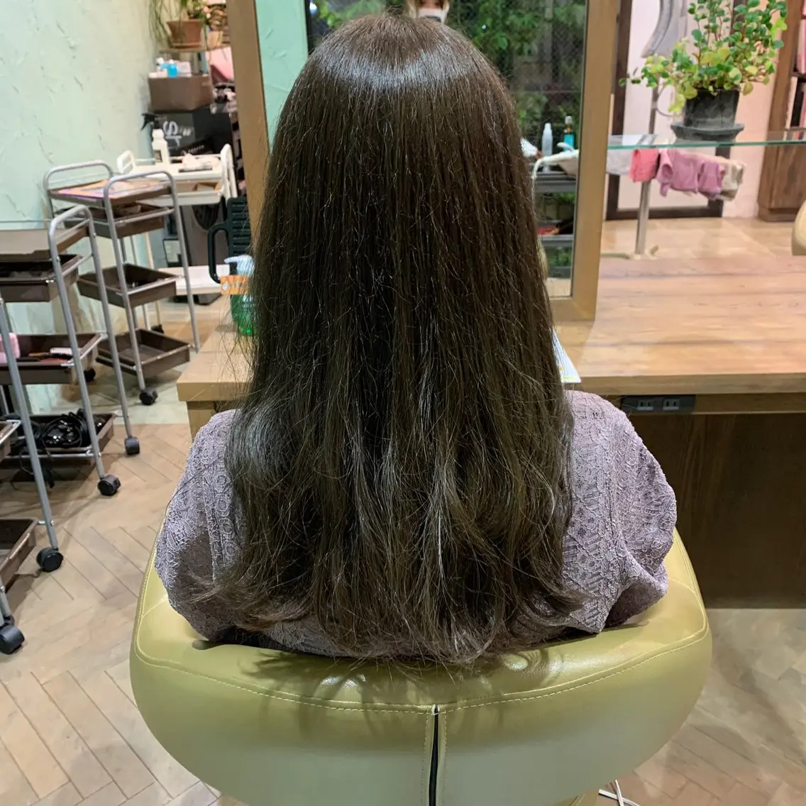 ロング カラー ベージュカラー オリーブベージュ 礒谷 夏帆のヘアスタイル