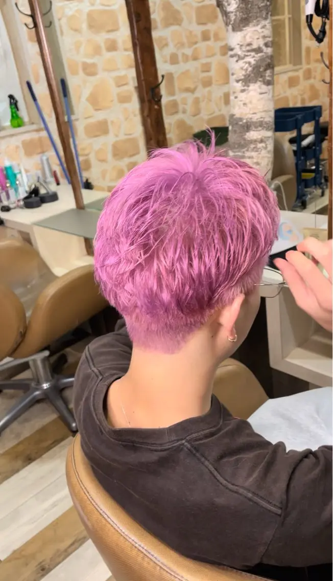 ショート カラー メンズ ピンクカラー 黒崎 湊のヘアスタイル