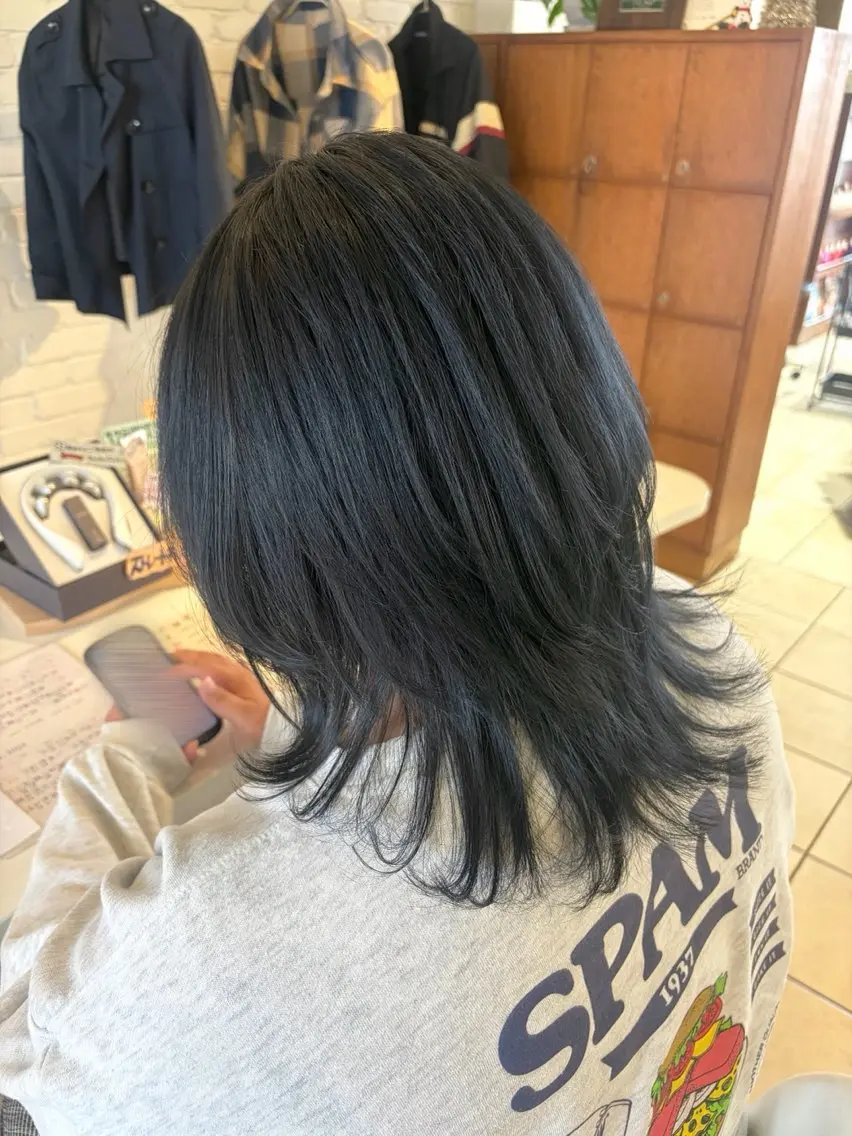 ミディアム カラー ブルーカラー ブルーグレー ウルフカット 🩰韓国レイヤー🩷 艶カラー🌷小栁歩美のヘアスタイル