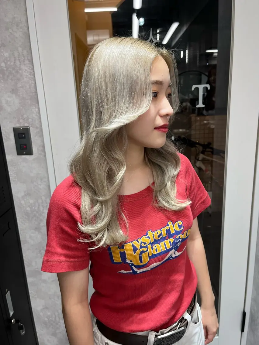 セミロング カラー アッシュ アッシュグレー ベージュカラー ブリーチ ブロンド 【きらめき屋さん🎀 ハイトーン大和🎀】のヘアスタイル