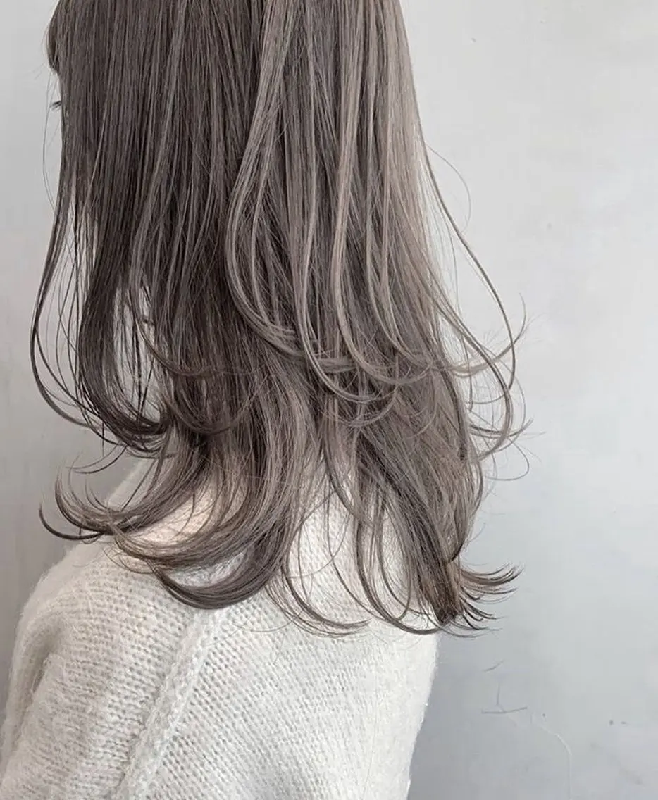 カラー ブリーチ グレージュ ブリーチなしカラー ヘアカラー クニサダ トウアのヘアスタイル