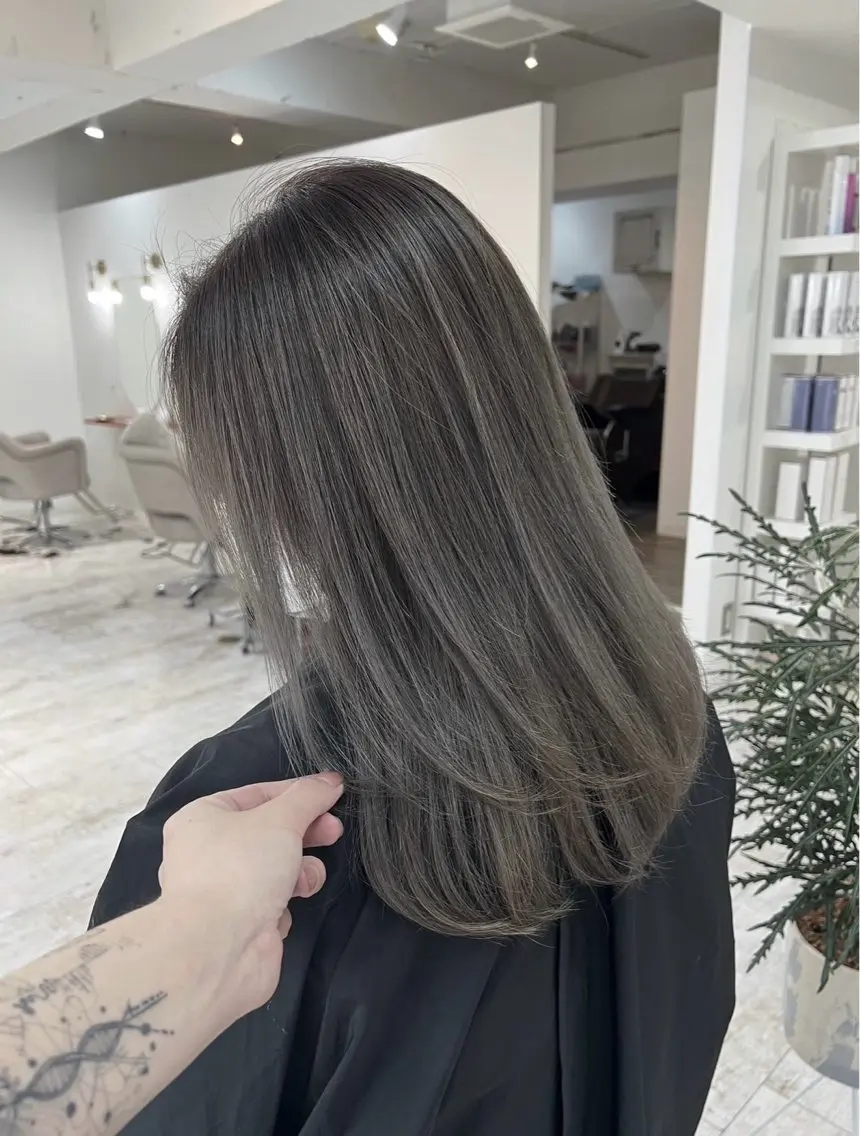 セミロング カラー バレイヤージュ ダークグレー ダークグレージュ グレージュ レイヤーカット ヘアカラー トリートメント 指名数No.1 /NAOYAのヘアスタイル